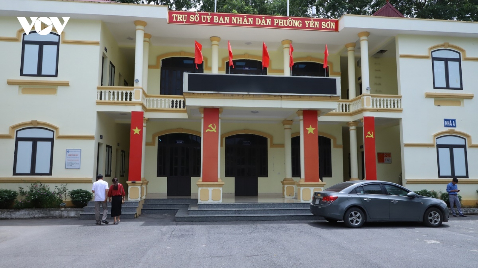 Người dân ở Yên Sơn (Ninh Bình) không rành công nghệ vẫn làm thủ tục dễ dàng
