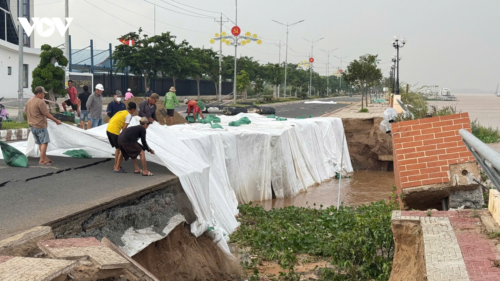 Công bố tình huống khẩn cấp sạt lở khu vực kè xã Thường Phước, Đồng Tháp