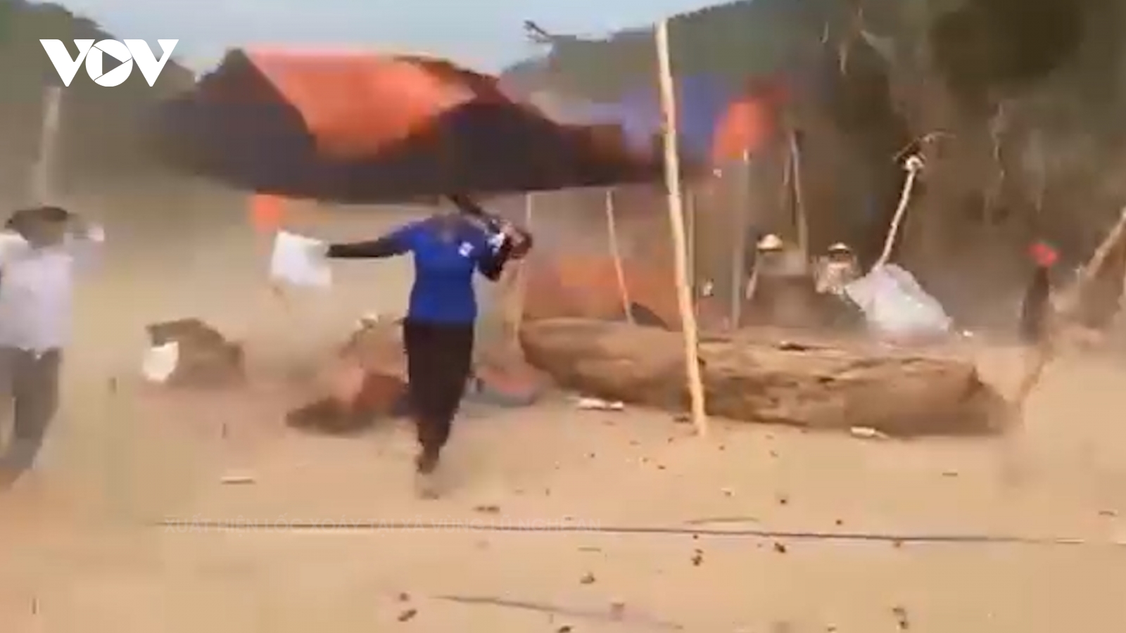 Lốc xoáy bất ngờ tại xã vùng lũ Nghệ An