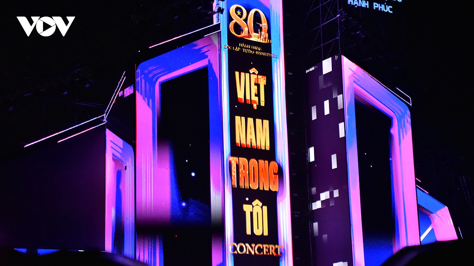 Hàng vạn khán giả Thủ đô “cháy” cùng “Việt Nam trong tôi” dưới mưa trắng trời