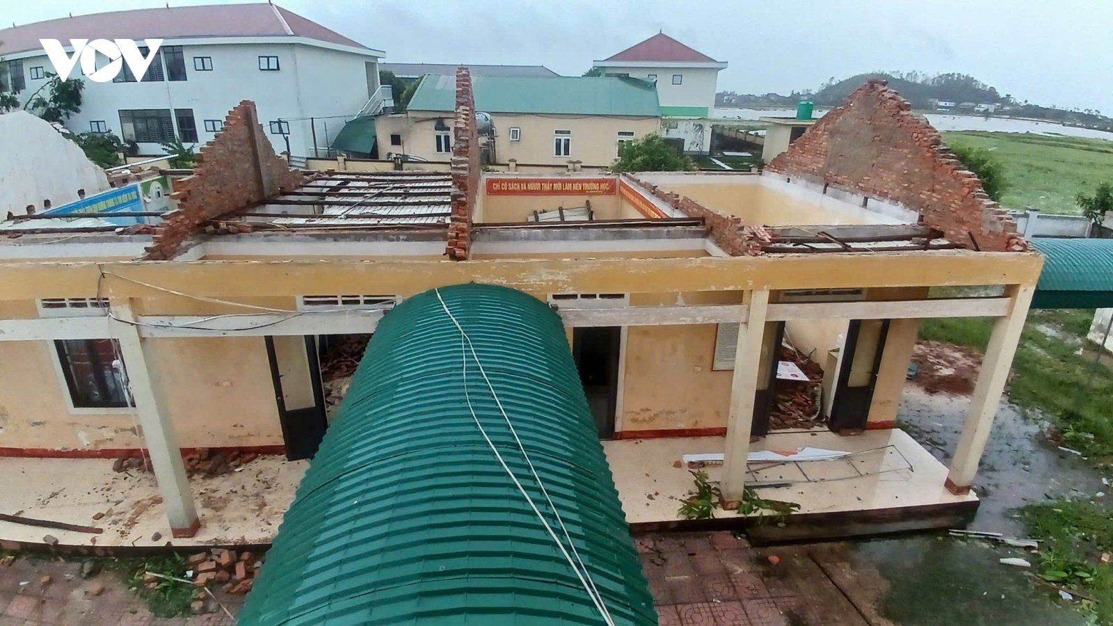 Hơn 7.400 nhà bị tốc mái và ngập nước tại Hà Tĩnh