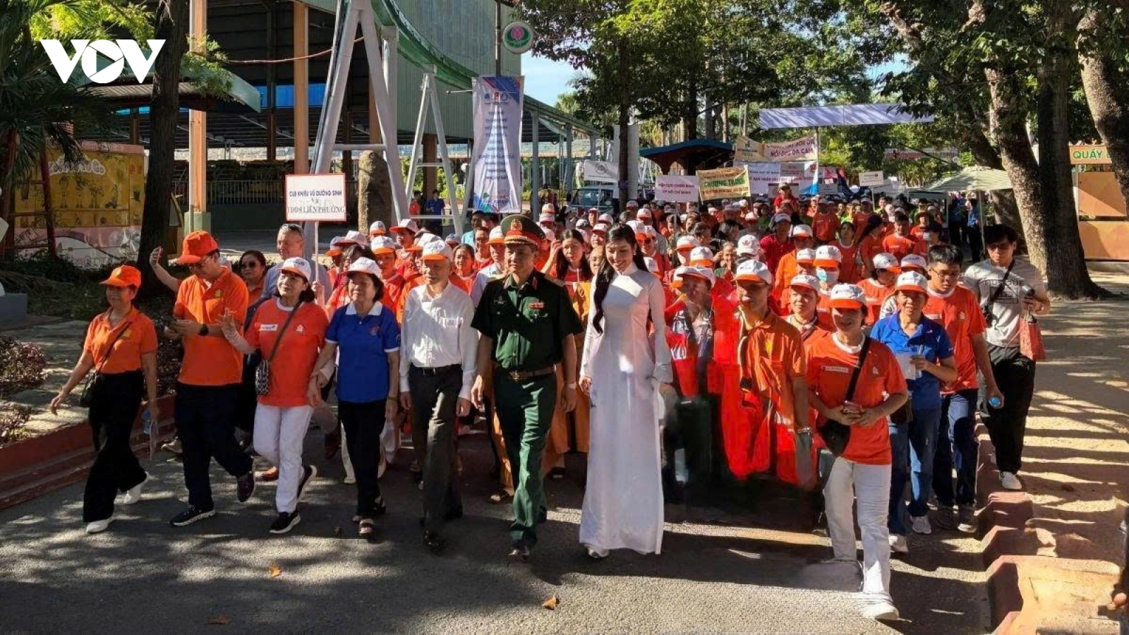 Over 5,000 people join HCM City walk for Agent Orange/dioxin victims