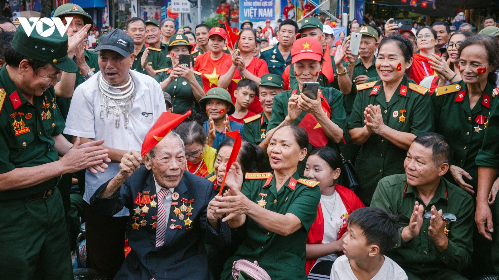 Xúc động hình ảnh các cựu chiến binh hòa cùng đồng bào xem tổng duyệt diễu binh