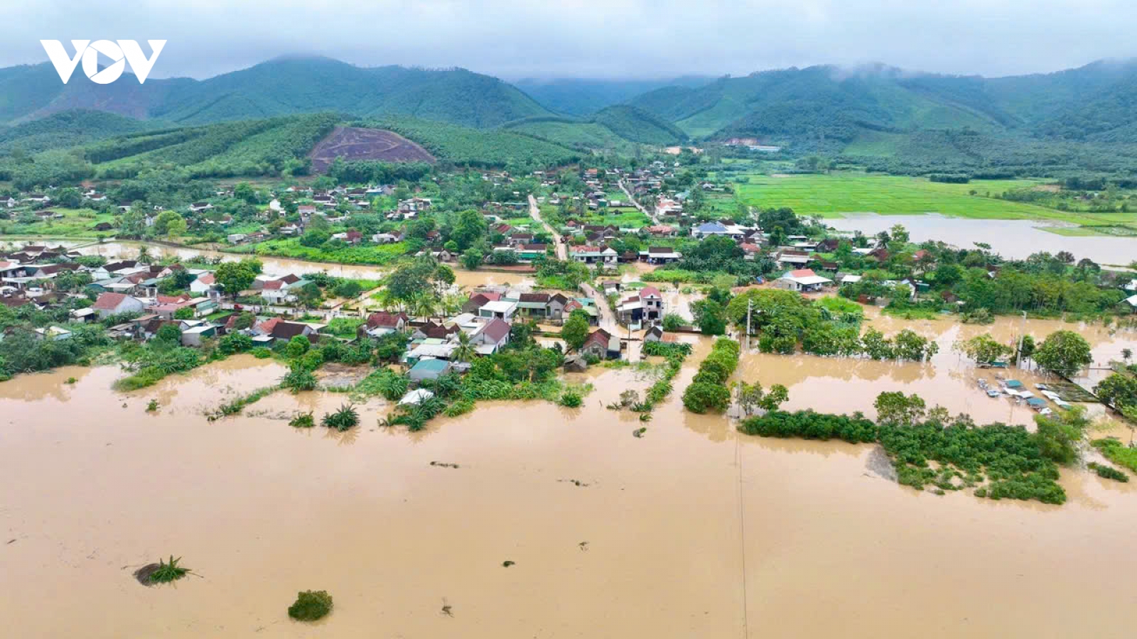 Hà Tĩnh và Nghệ An dừng bắn pháo hoa tập trung khắc phục hậu quả bão số 5