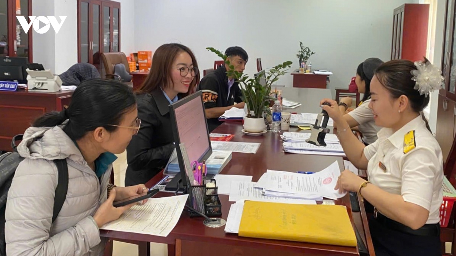 Quốc hội đồng ý miễn thuế TNCN cho hộ kinh doanh thu dưới 500 triệu đồng/năm