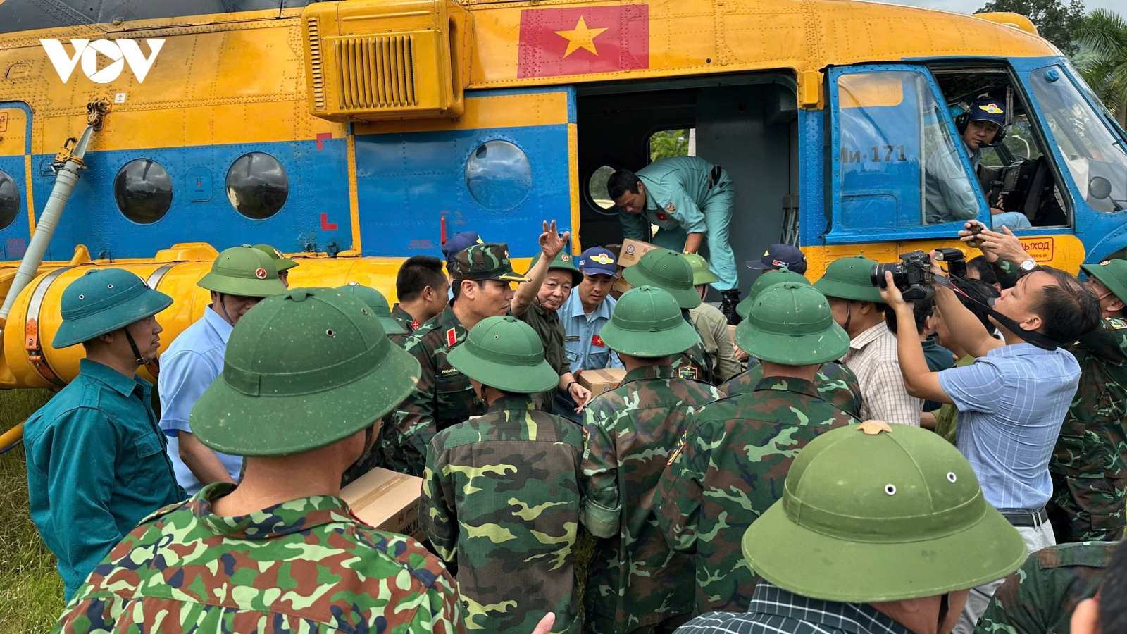 Trực thăng thả hàng cứu trợ xuống vùng lũ Điện Biên