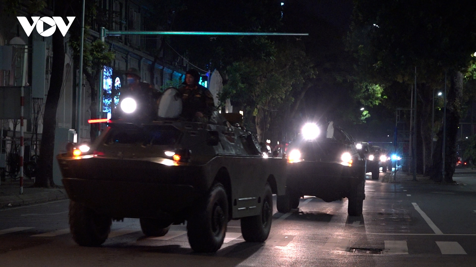 Dàn khí tài, xe quân sự cơ động về điểm tập kết A80, người dân háo hức đón chào