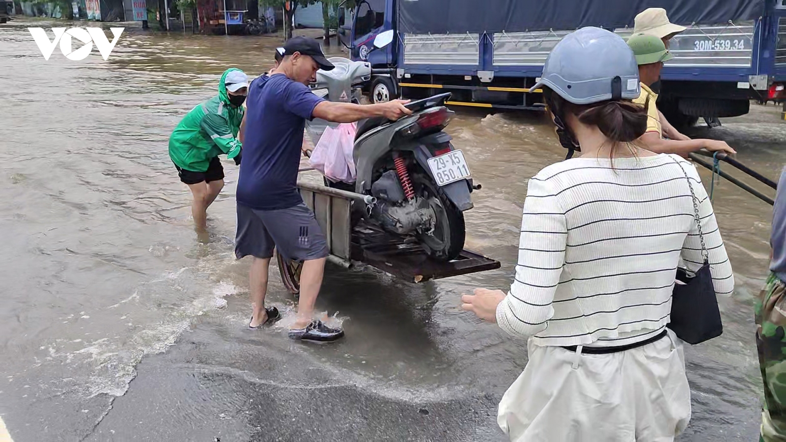 Đại lộ Thăng Long vẫn ngập sâu, dịch vụ xe kéo “đắt khách”