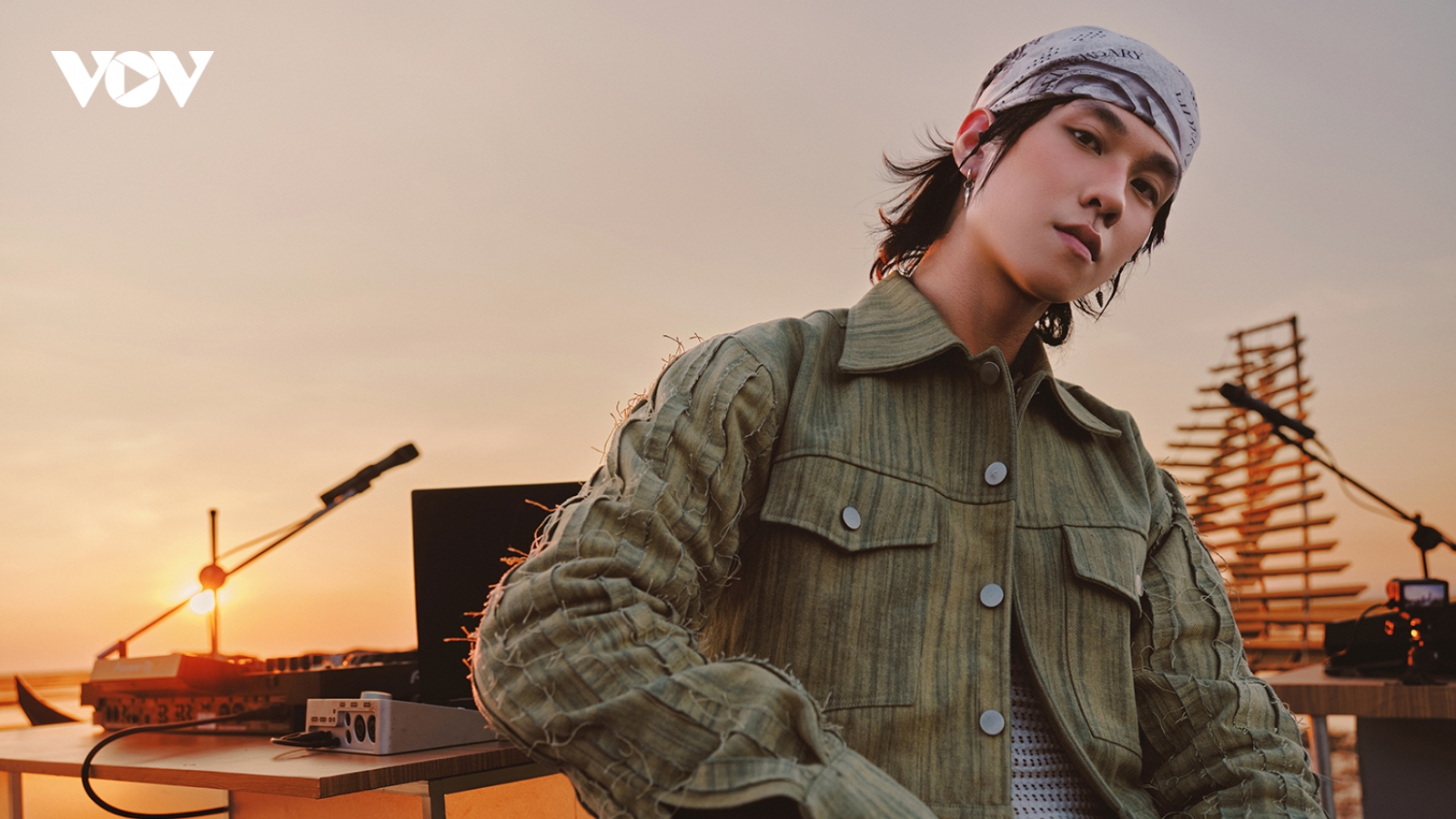 Chuyên trang âm nhạc Pitchfork mê mẩn đàn đá, đàn T’rưng trong album của 2pillz