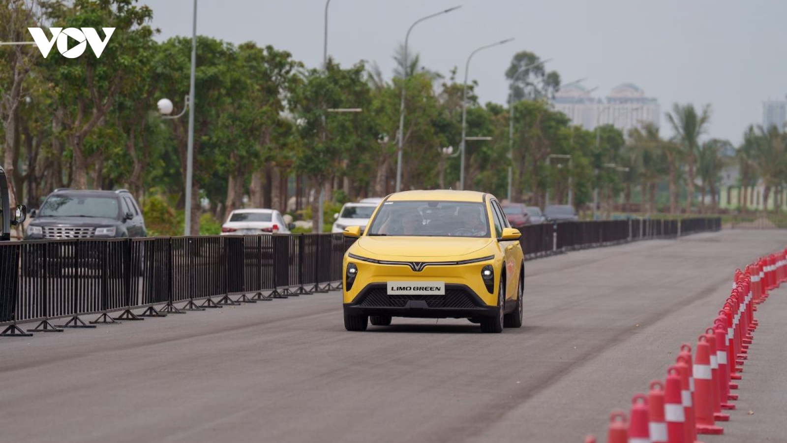 VinFast bàn giao lô xe Limo Green đầu tiên cho khách hàng