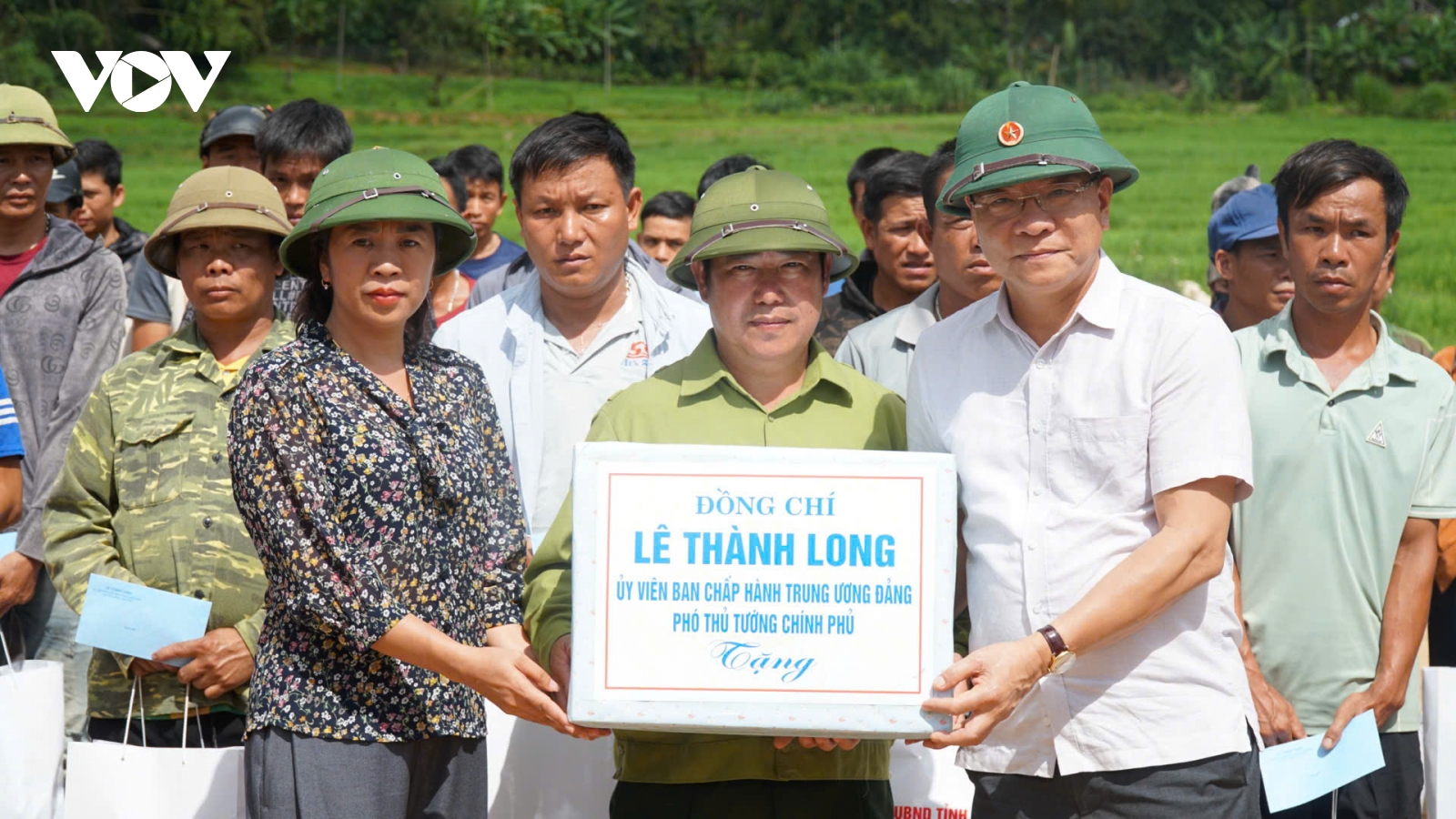 Phó Thủ tướng Lê Thành Long thăm, tặng quà người dân vùng lũ Sơn La