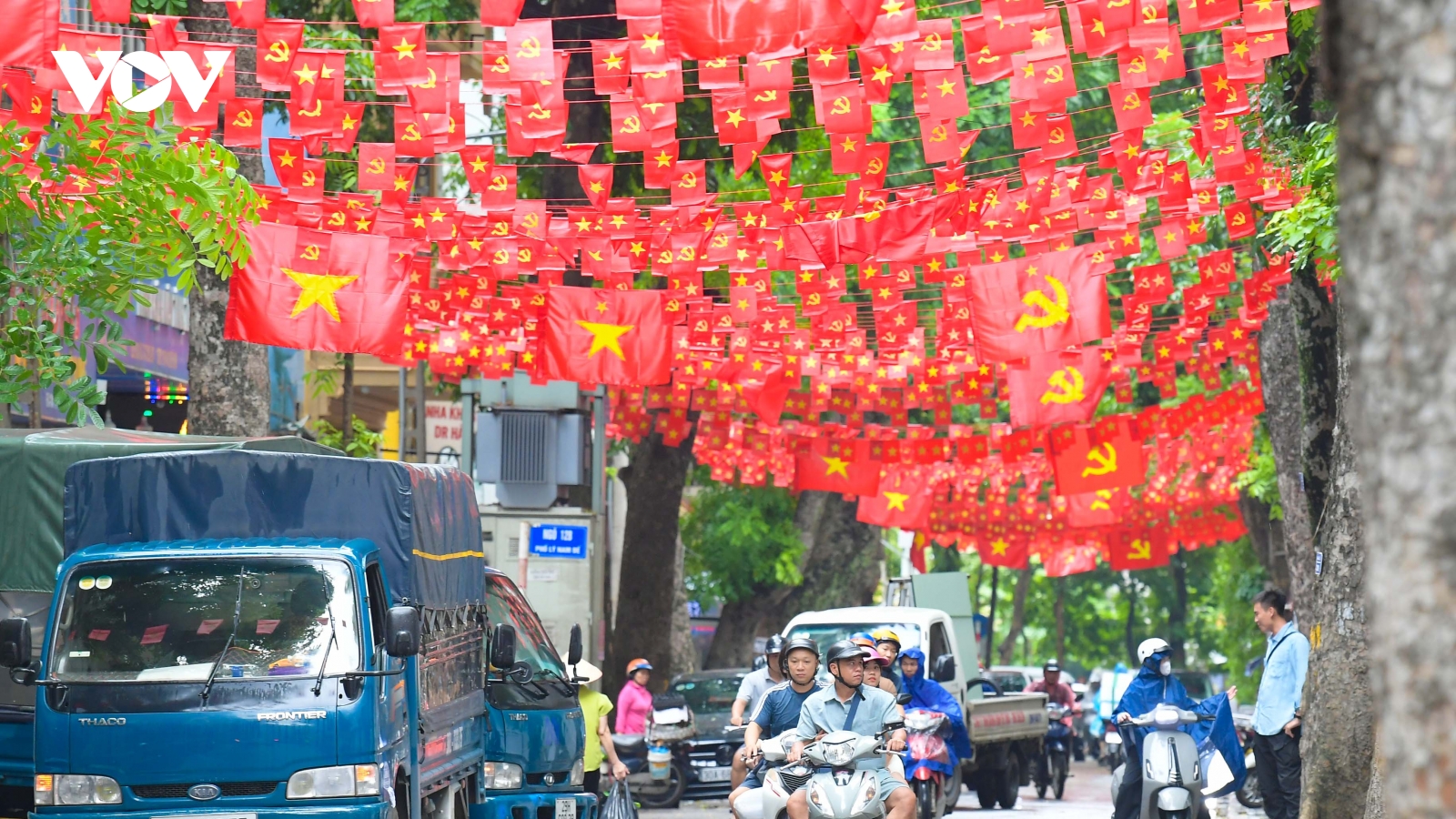 Phố phường Hà Nội trang hoàng rực rỡ mừng 80 năm Cách mạng tháng Tám thành công