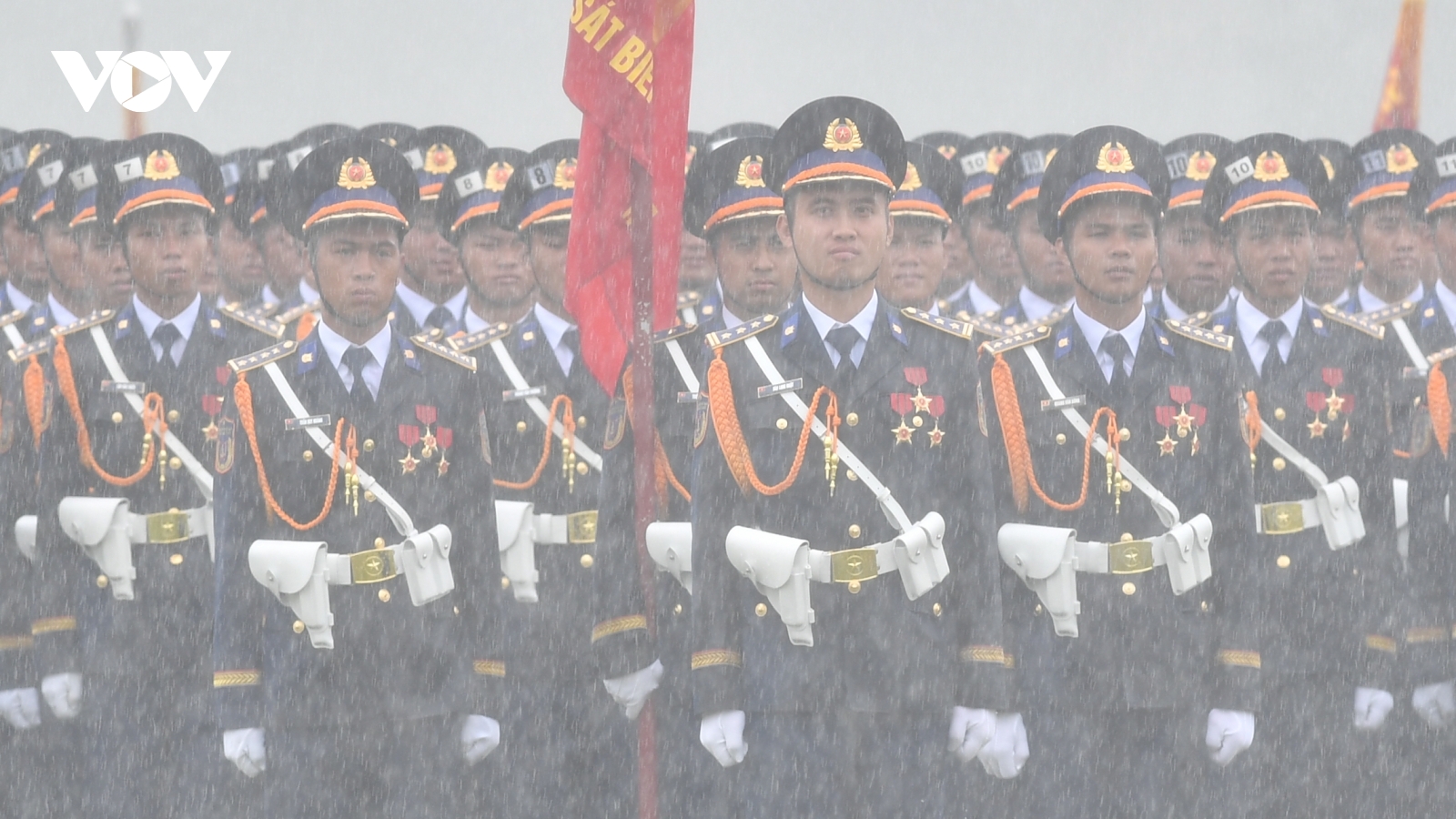 Hàng vạn chiến sĩ hiên ngang tổng hợp luyện diễu binh A80 giữa cơn mưa trắng trời