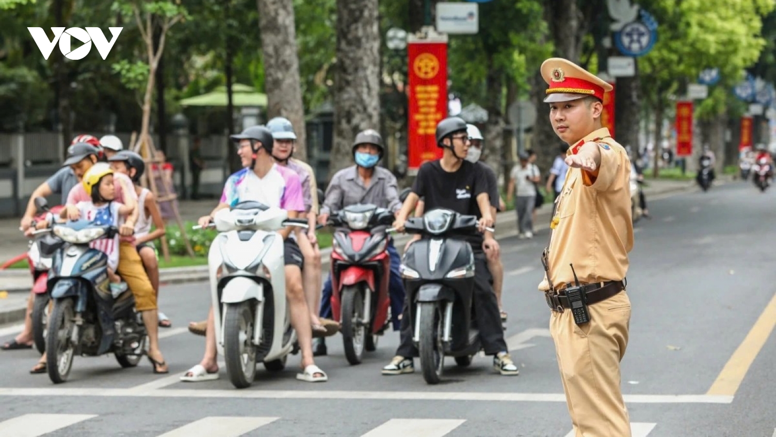 Thế nào là "cấm, tạm cấm và hạn chế phương tiện" phục vụ diễu binh?