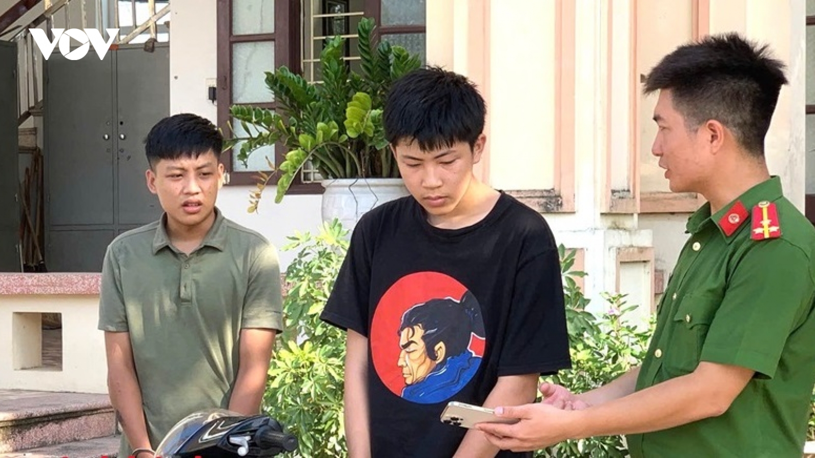 Hai thanh niên dàn cảnh hỏi mua điện thoại rồi cướp giật