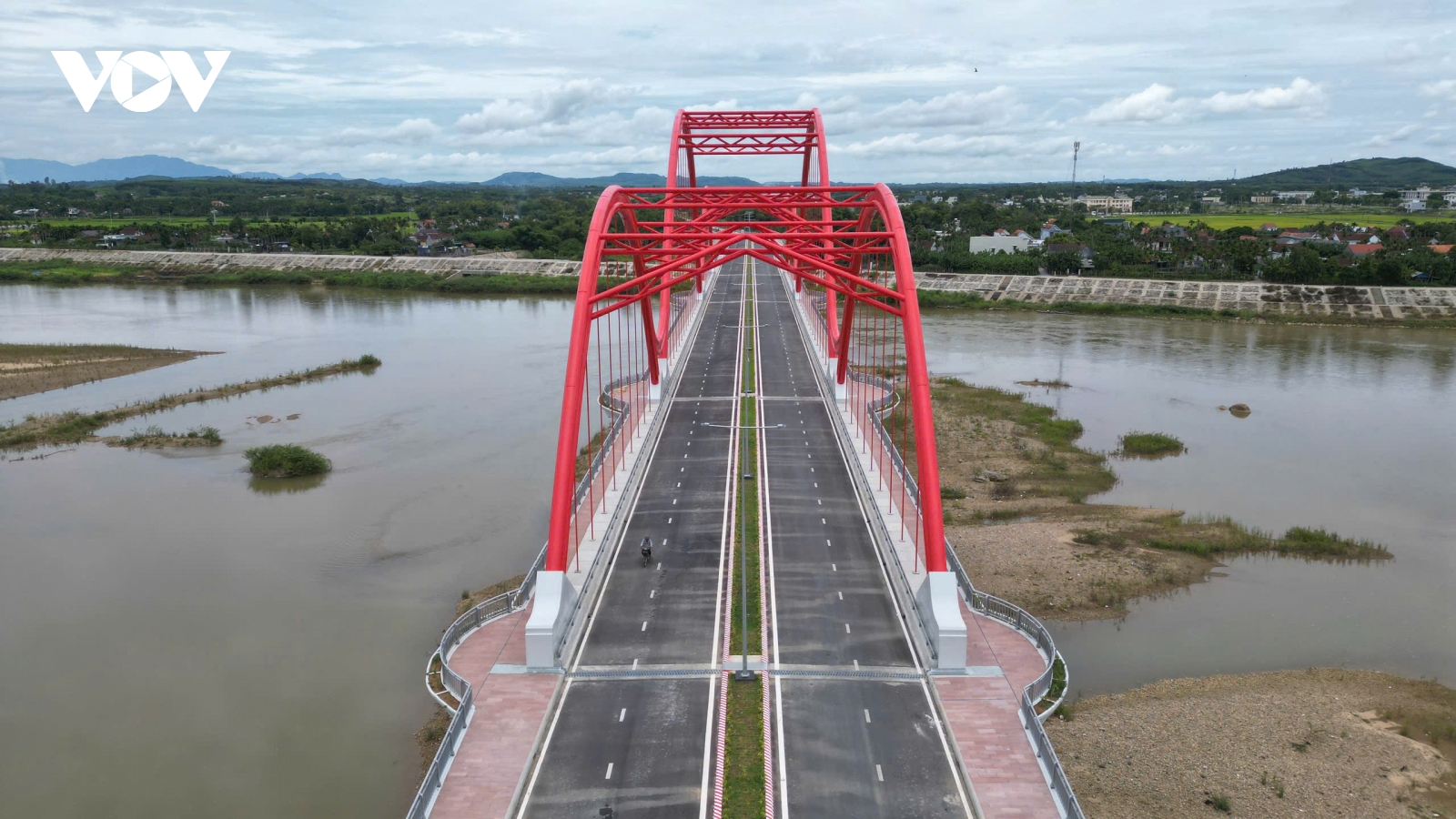 Cận cảnh cầu vòm thép đầu tiên ở Quảng Ngãi chuẩn bị thông xe