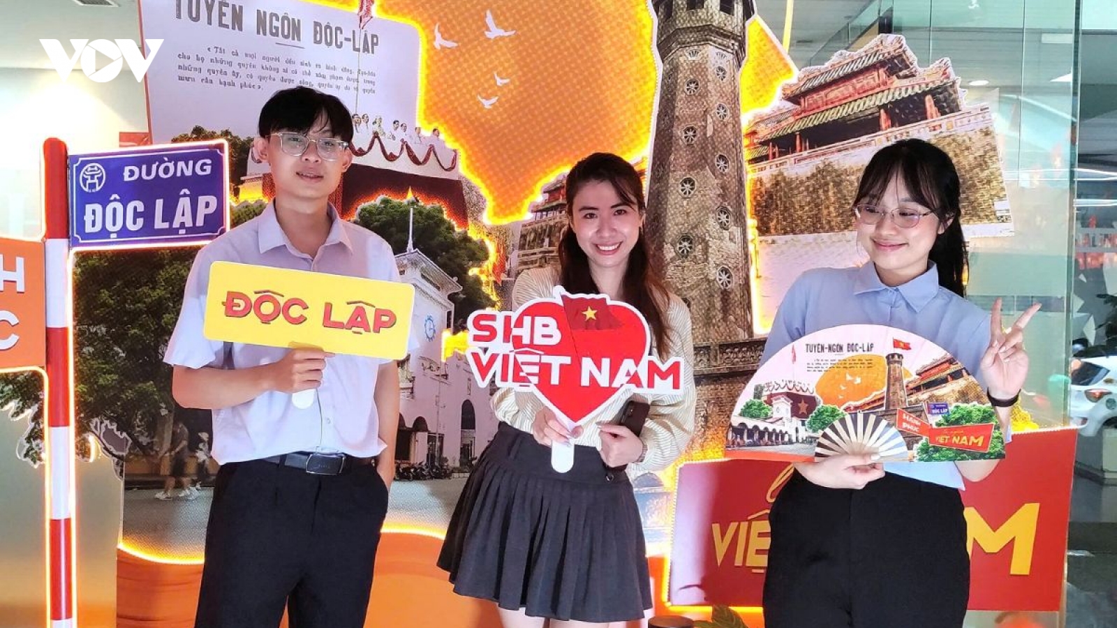Giới trẻ rần rần check-in Photobooth SHB mừng Quốc khánh