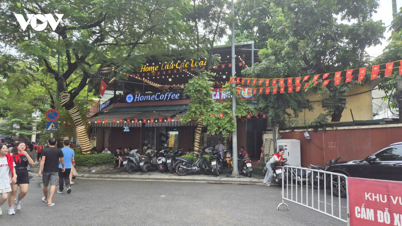 Quán cà phê mở cửa xuyên đêm, miễn phí phục vụ bộ đội và người dân xem diễu binh 2/9