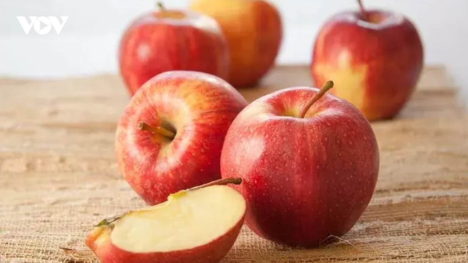 Quả táo bên ngoài tươi rói, bên trong bị thâm có phải để quá lâu?
