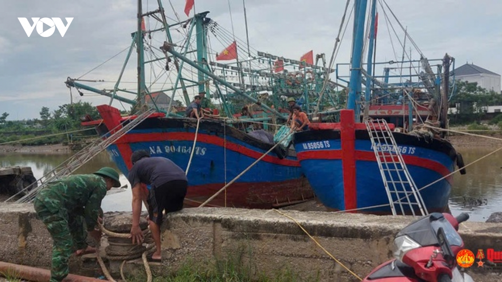 Thủ tướng lập Ban Chỉ đạo tiền phương, chủ trì cuộc họp ứng phó bão số 5 tại Nghệ An
