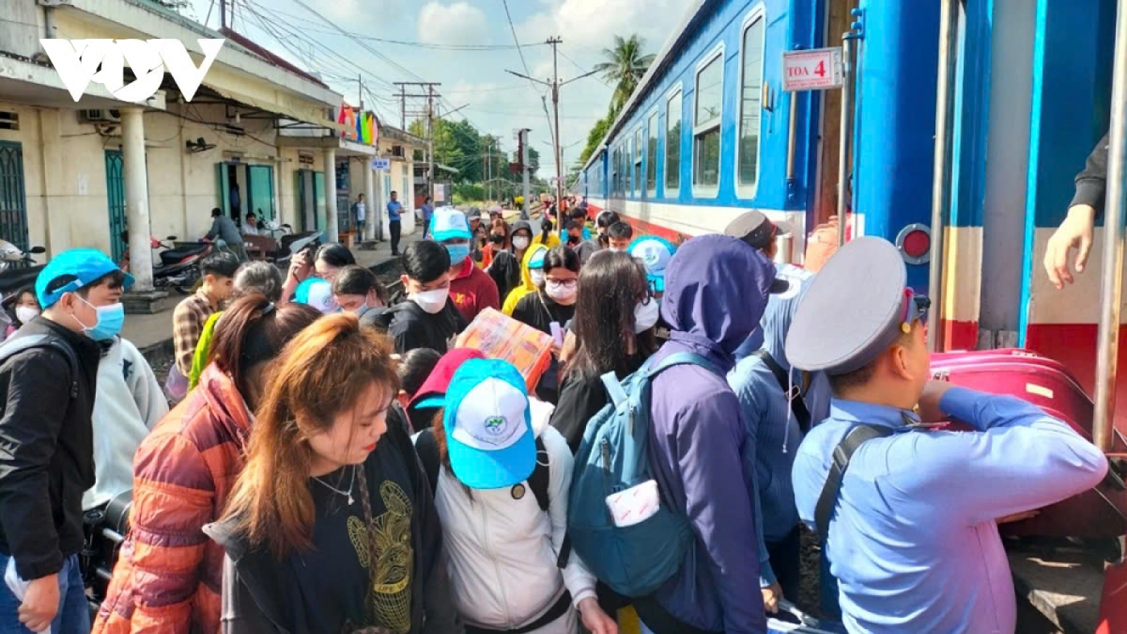 Tân sinh viên đi nhập học được giảm 10% giá vé tàu