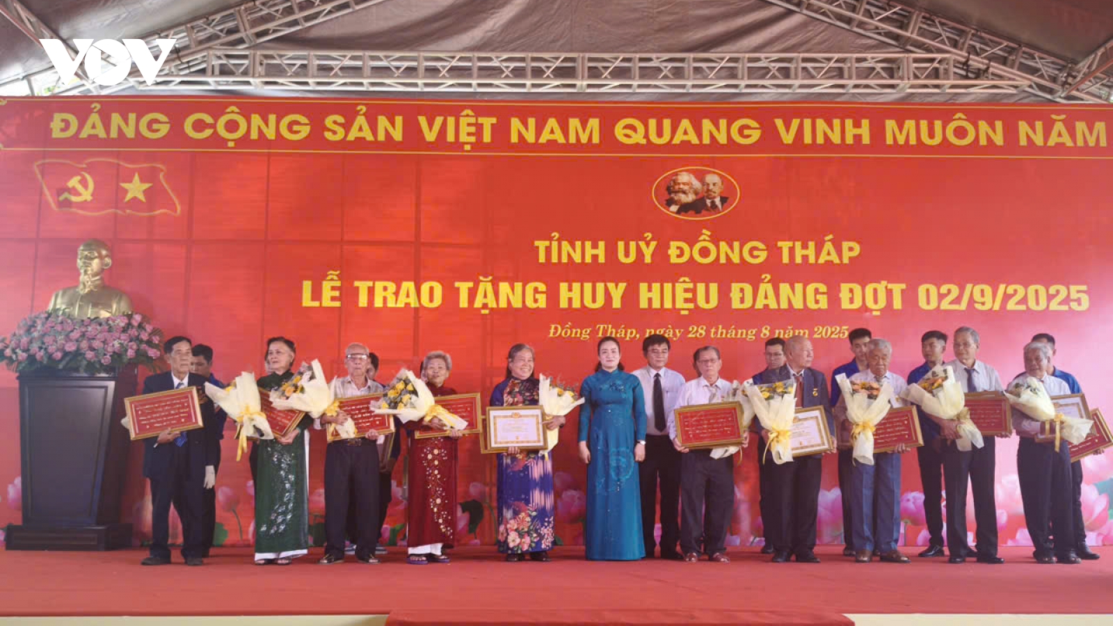 Tỉnh ủy Đồng Tháp tổ chức lễ trao tặng Huy hiệu Đảng cho các đảng viên cao niên