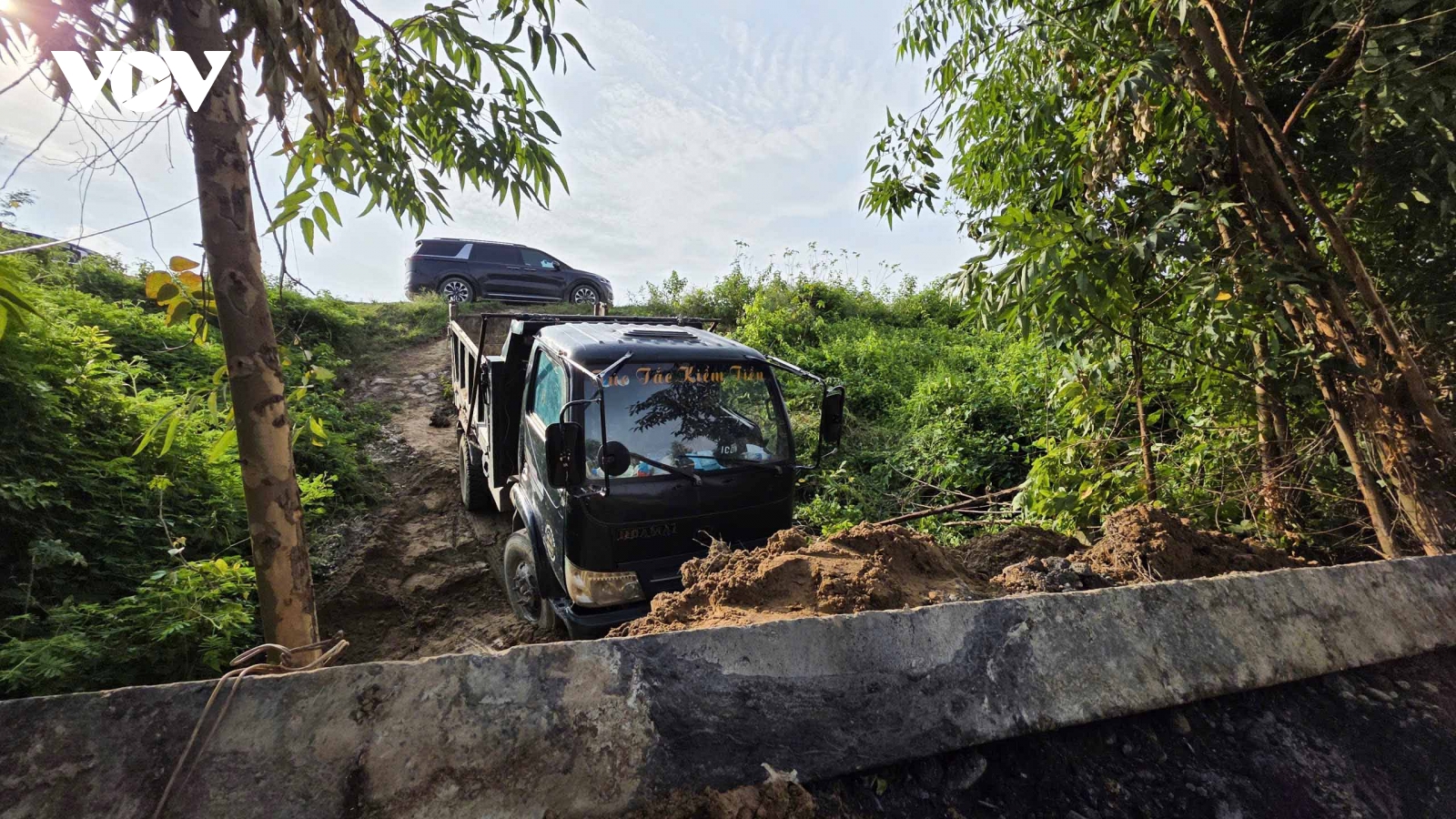Lấn chiếm hành lang đê, tự ý mở đường xuống bãi vật liệu ở Bắc Ninh