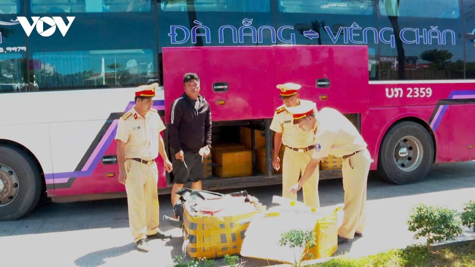 Bắt xe khách vận chuyển gần 1 tấn sụn chân gà bốc mùi