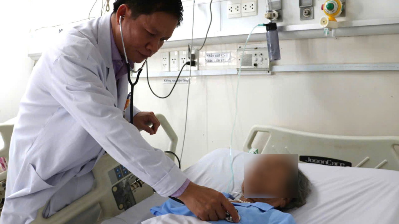 Cụ bà nguy kịch do tự ý dùng thuốc hạ huyết áp