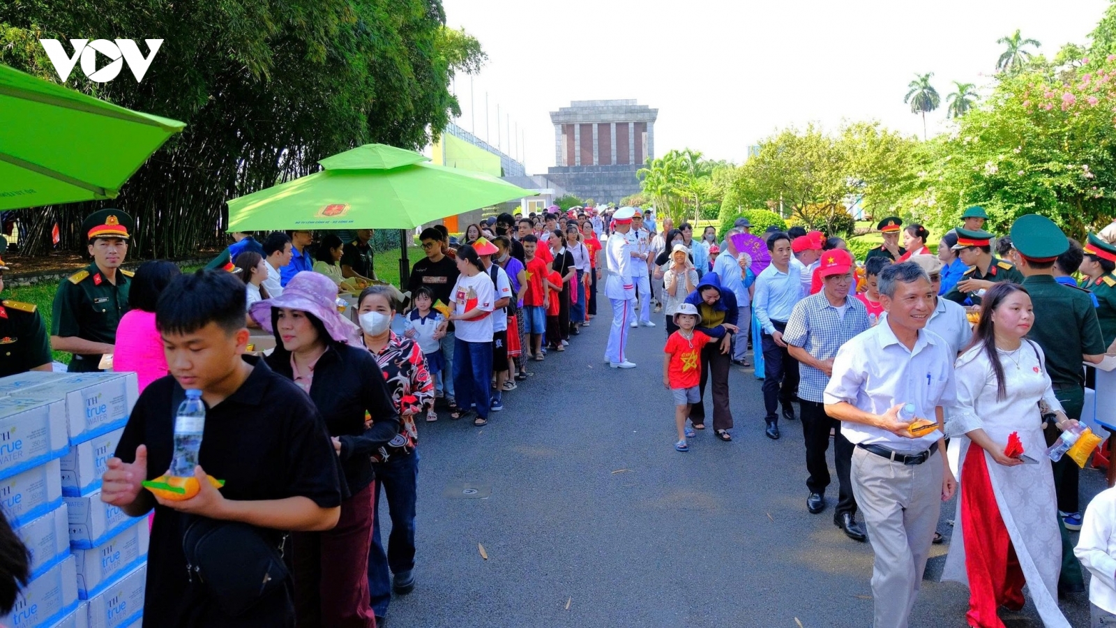 35.000 suất quà phát cho đồng bào và khách quốc tế vào Lăng viếng Bác