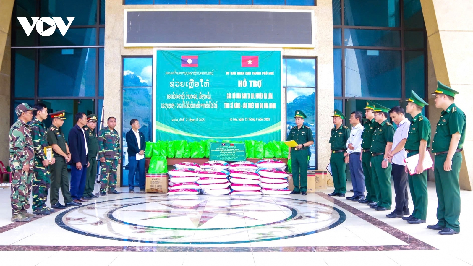 Bộ đội Biên phòng Huế hỗ trợ người dân bản Tà Lụi (Lào) bị thiệt hại do hỏa hoạn