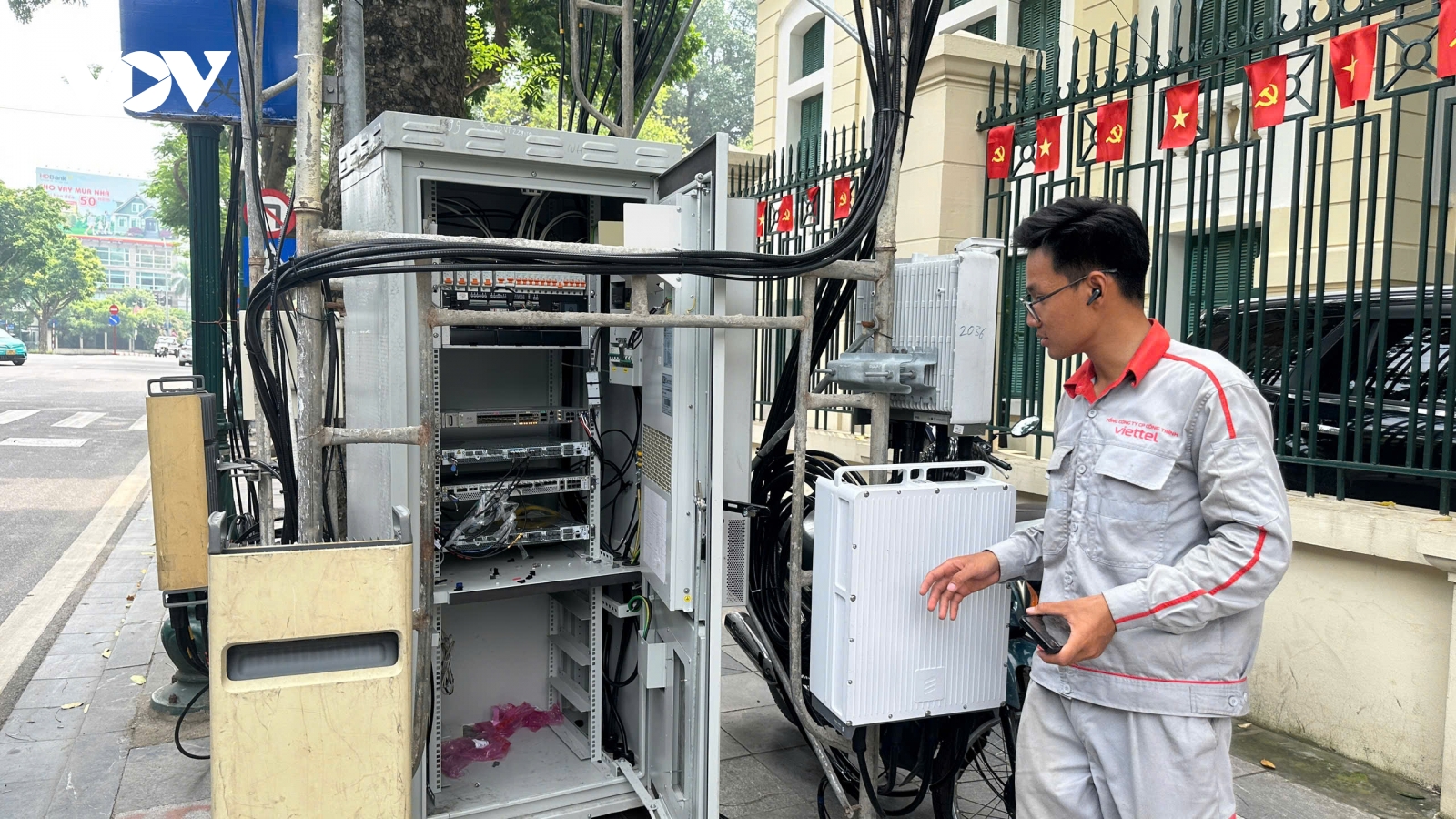 Hà Nội lắp đặt hàng nghìn nhà vệ sinh công cộng, trạm BTS trên nhiều tuyến phố