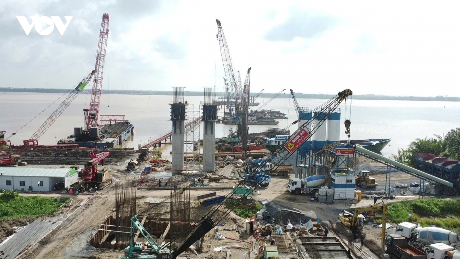 Hối hả trên công trường thi công cầu dây văng Đại Ngãi 1 vượt sông Hậu
