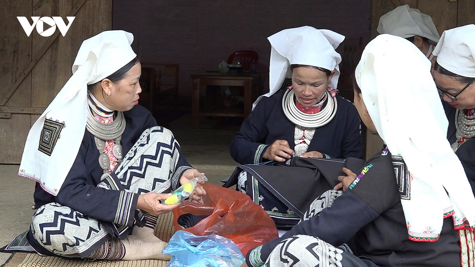 Giữ hồn thổ cẩm người Dao Tiền nơi đỉnh Đèo Gió