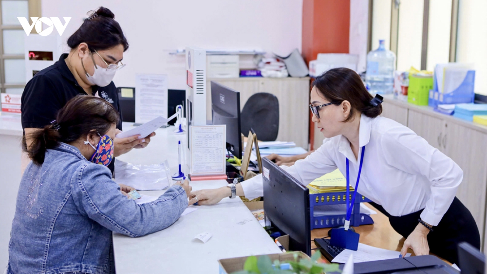 Bộ Nội vụ nêu nguyên nhân gần 36.000 viên chức xin thôi việc trong 3 năm