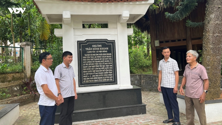 Ngày mới trên chiến khu xưa