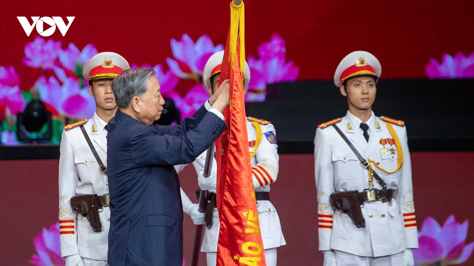 Lực lượng Công an nhân dân vinh dự nhận Huân chương Sao Vàng lần thứ 5