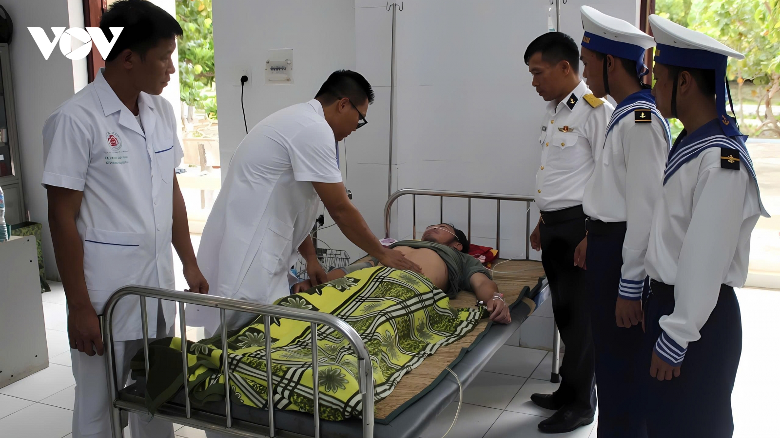 Bệnh xá đảo Song Tử Tây cấp cứu thuyền viên bị giảm áp nặng