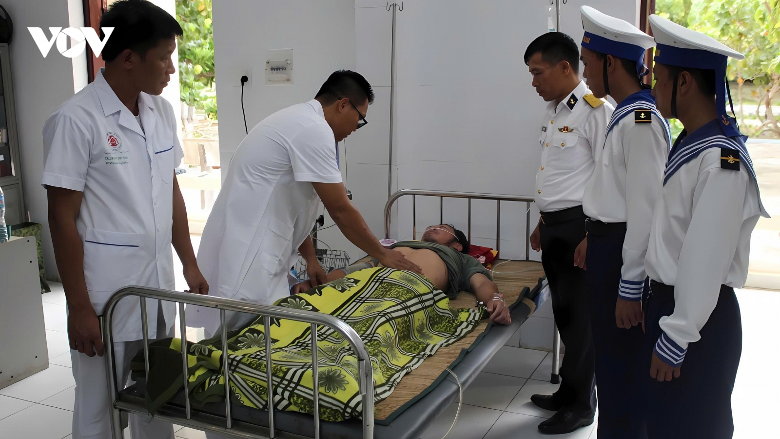 Bệnh xá đảo Song Tử Tây cấp cứu thuyền viên bị giảm áp nặng