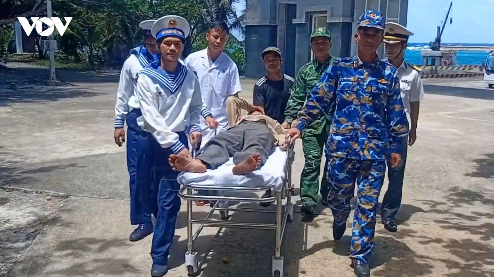 Ngư dân đột quỵ não trên vùng biển Trường Sa may mắn được cứu sống