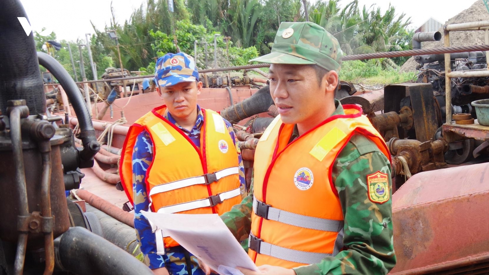 Bắt giữ 2 tàu khai thác, vận chuyển cát trái phép ở Đồng Tháp