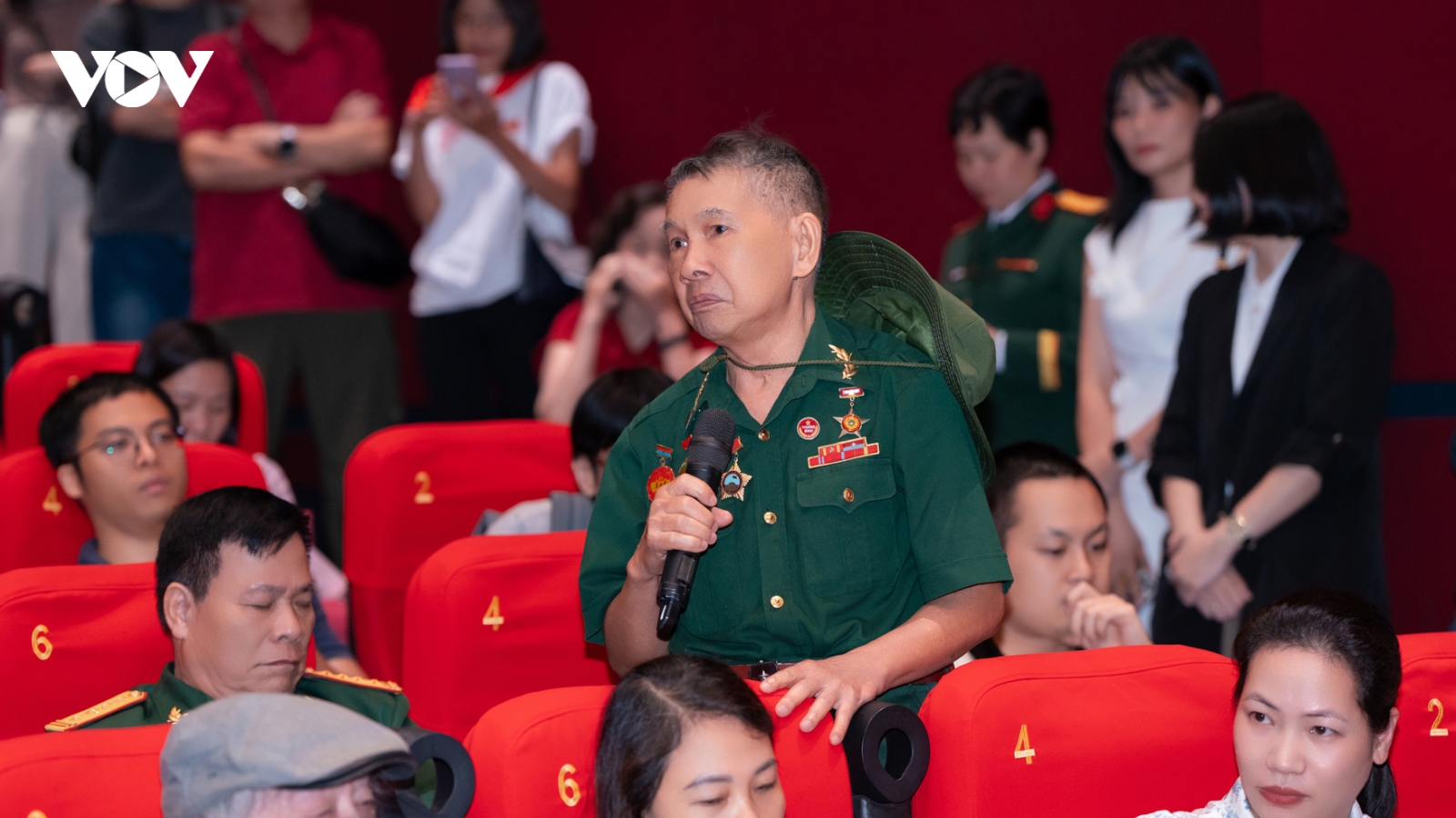 Cựu chiến binh Thành cổ Quảng Trị không cầm được nước mắt khi xem "Mưa đỏ"