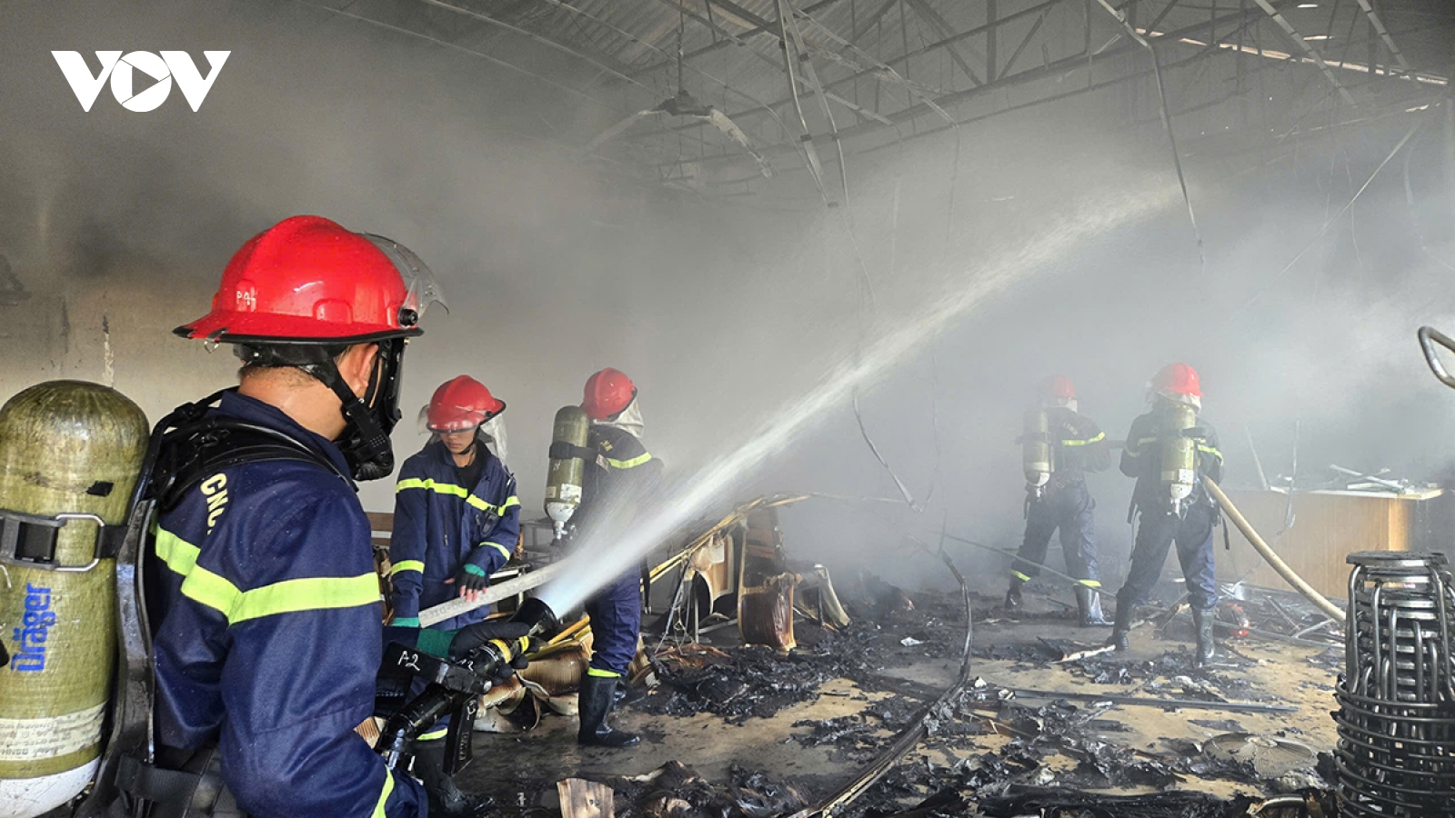 Cảnh sát phong tỏa hiện trường dập tắt đám cháy tại quán ăn ở Sơn La