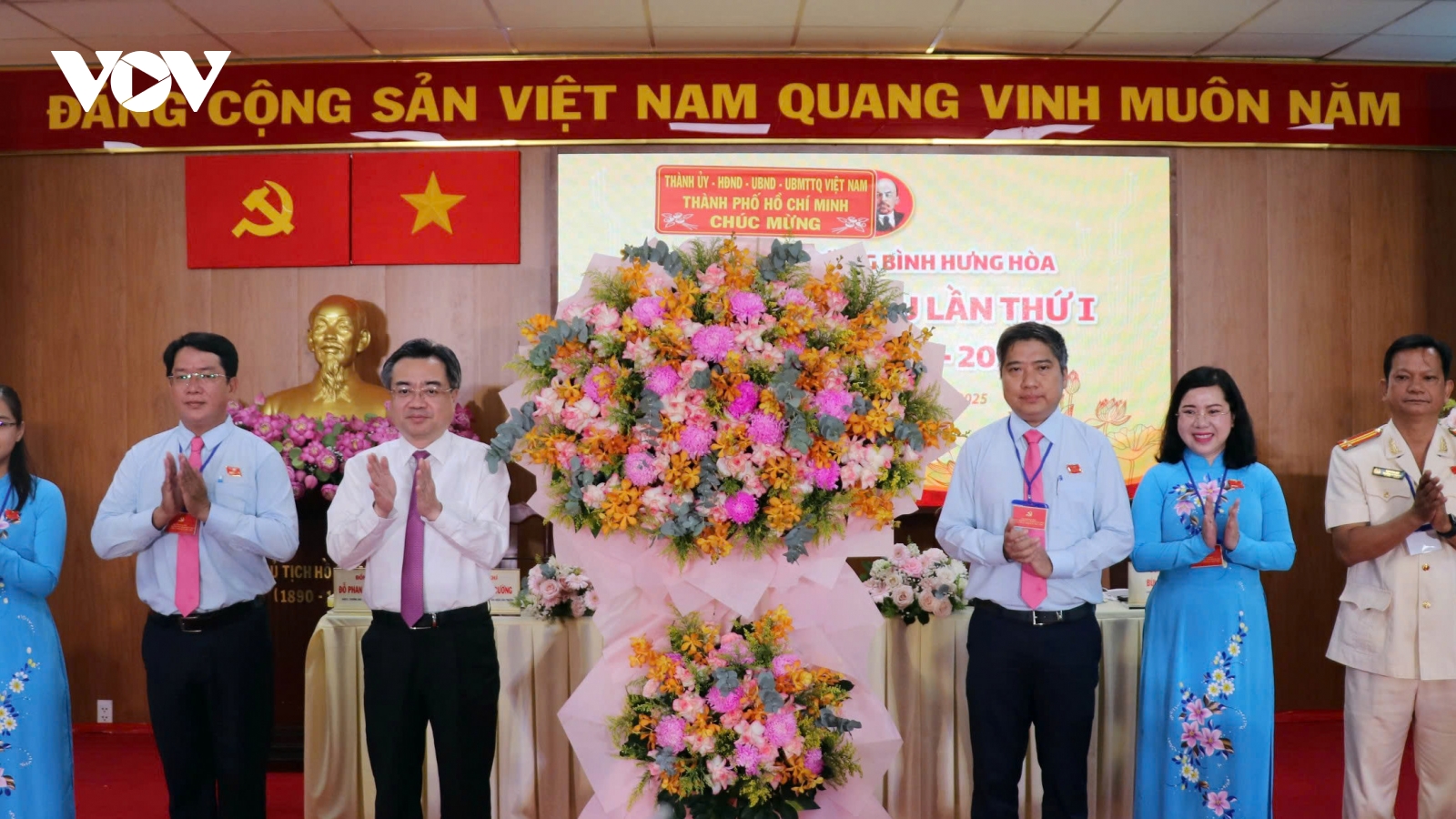 TP.HCM chỉ đạo không nhận hoa, tổ chức văn nghệ tại đại hội đảng bộ phường, xã