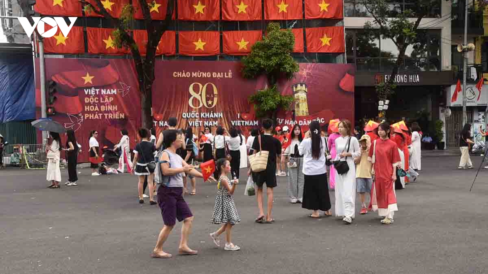 Quảng trường Đông Kinh Nghĩa Thục mang diện mạo mới, rực cờ đỏ sao vàng