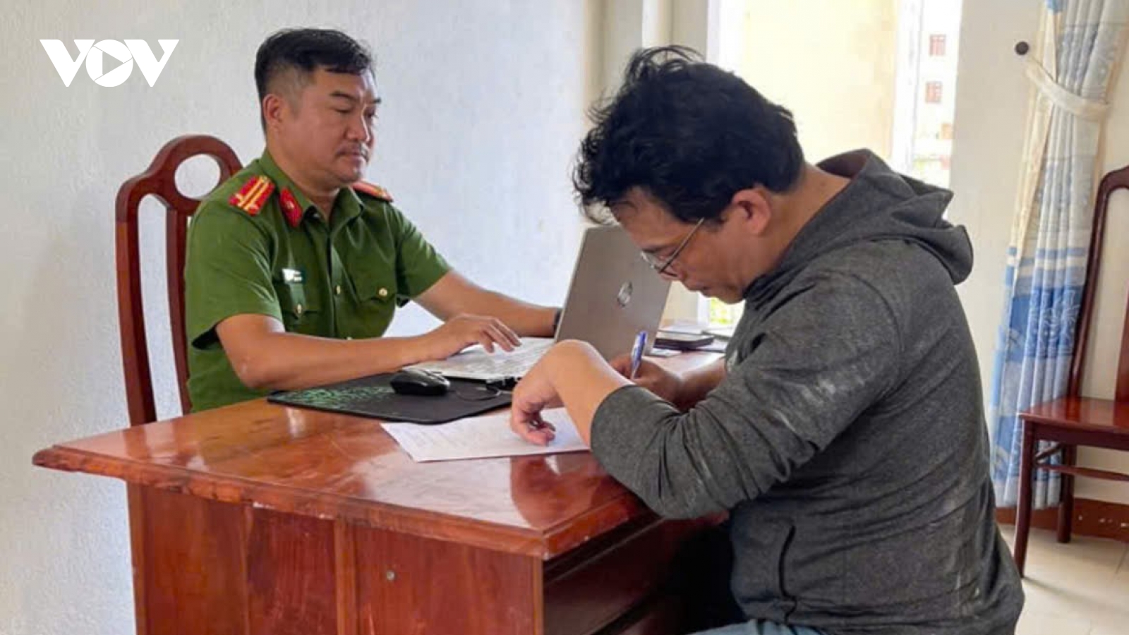 Bắt giữ đối tượng hứa làm “sổ đỏ” cho người quen rồi chiếm đoạt gần 1 tỷ đồng