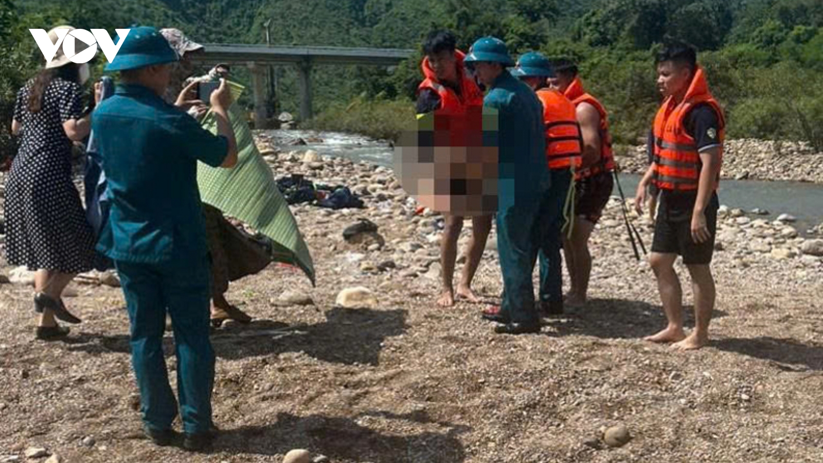 Tìm thấy thi thể 2 sinh viên đại học mất tích khi lội qua suối ở Đà Nẵng