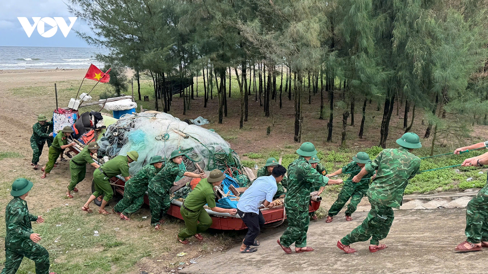 Bộ đội Biên phòng Hà Tĩnh giúp dân ứng phó bão số 5