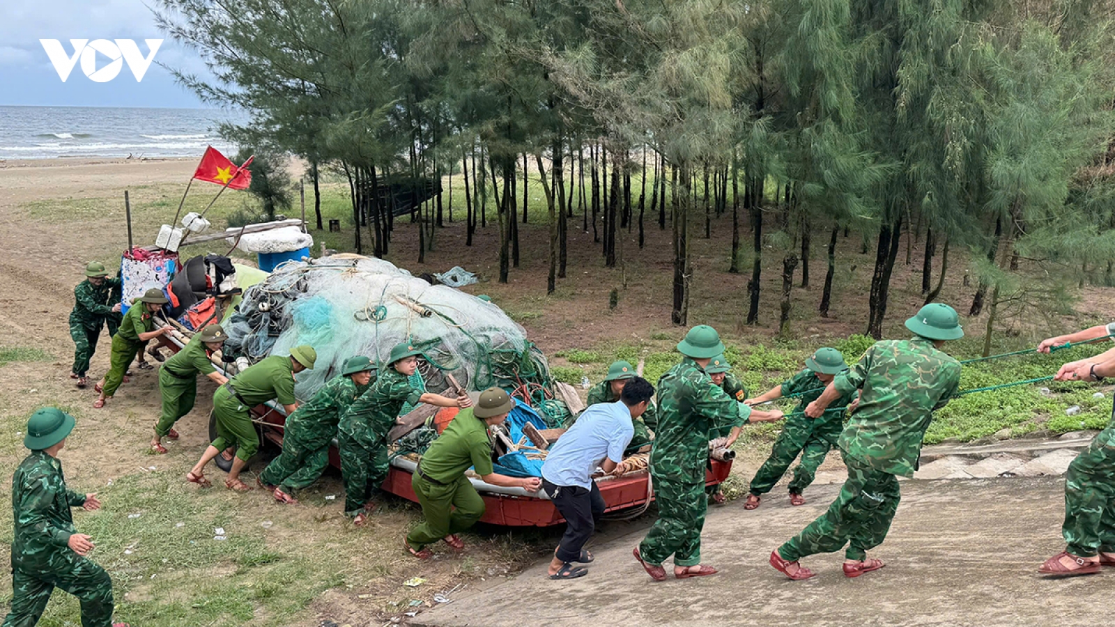 Bộ đội Biên phòng Hà Tĩnh giúp dân ứng phó bão số 5