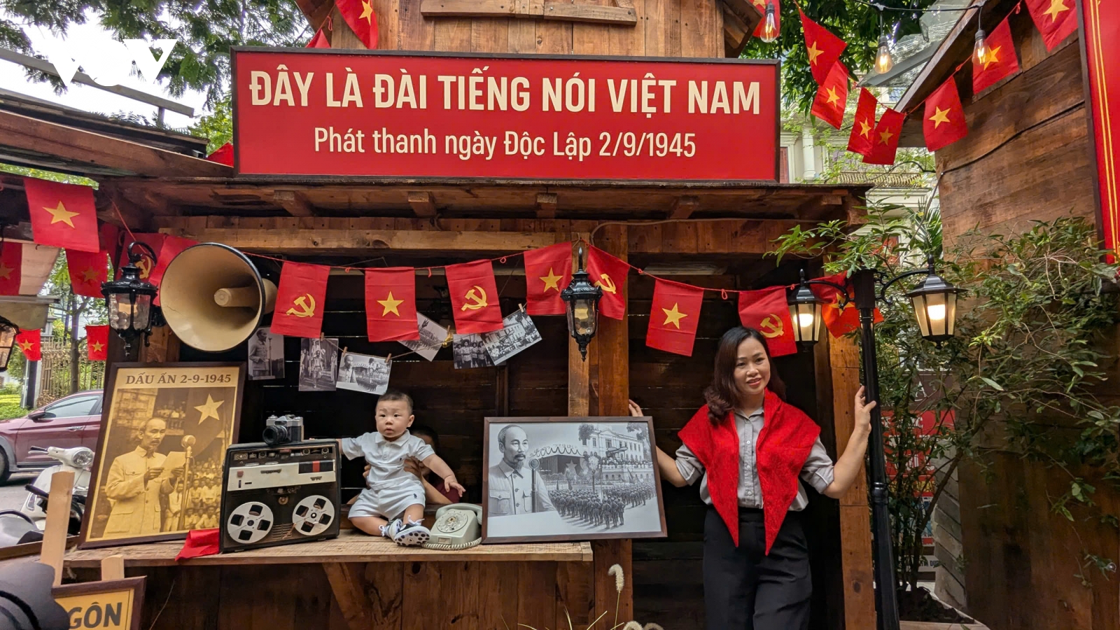 Quán cà phê đỏ rực thành điểm check-in yêu thích dịp Quốc khánh